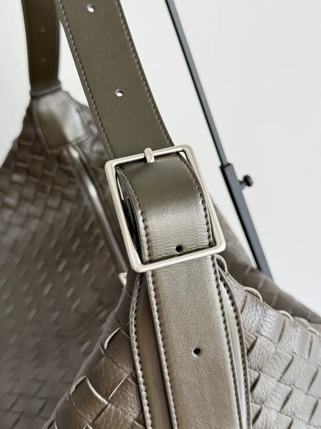 Batch 3280 BOTTEGA VENETA's new Traveler deerskin series is here! The travel season is coming soon, and I believe you must need a large-capacity and simple bag. This new Traveler is very in line with the current travel craze. The whole bag is designed with deerskin and is made of the highest quality leather. It feels tougher to the touch. The super large capacity is suitable for short trips. Traveling with friends and family does not require carrying heavy luggage. It is also very convenient for friends who often travel for work. You can carry two changes of clothes and a computer with you. It also comes with an adjustable shoulder strap to free your hands. Style number: 806976 Size: 58*46*10cm